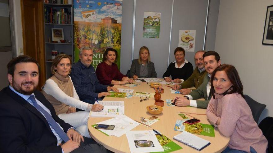 Reunión en el Consejo Regulador de la IGP Lenteja Tierra de Campos con diputados de PP y PSOE