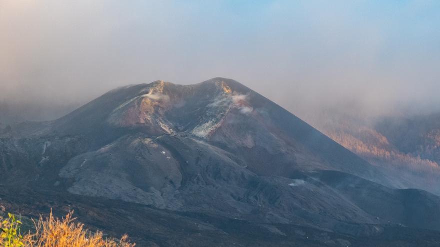 La lava del volcán de La Palma continúa candente un mes después del apagón