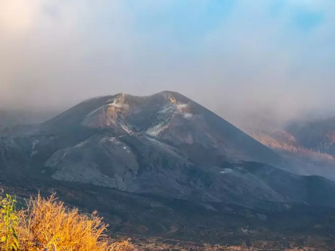 La lava del volcán de La Palma continúa candente un mes después del apagón