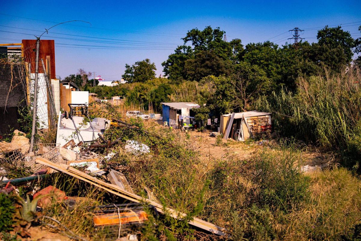 El 1 de julio de 2025, un día después del incendio en las barracas cercanas al Port de Barcelona, la imagen muestra la zona que se encuentra justo detrás de la casa de Jenny en el asentamiento.