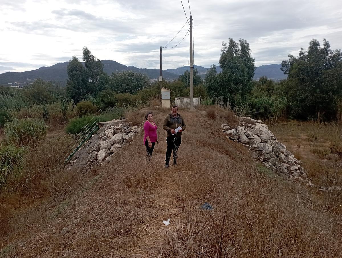 Juan Acedo y María del Mar Rodríguez, delante del pozo de agua no potable, en el río Guadalhorce.