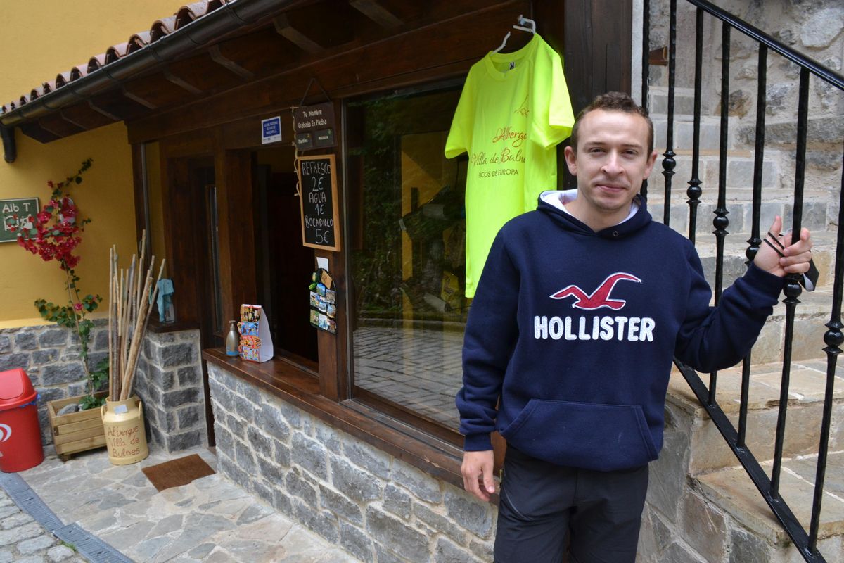 Adolfo Campillo, a la entrada de su albergue Villa de Bulnes, que abrió en junio yya tiene gran parte de julio y casi todo el mes de agosto, completo.