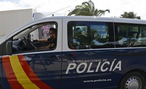 Furgoneta de la policÃ­a nacional entrando en los juzgados de Arrecif