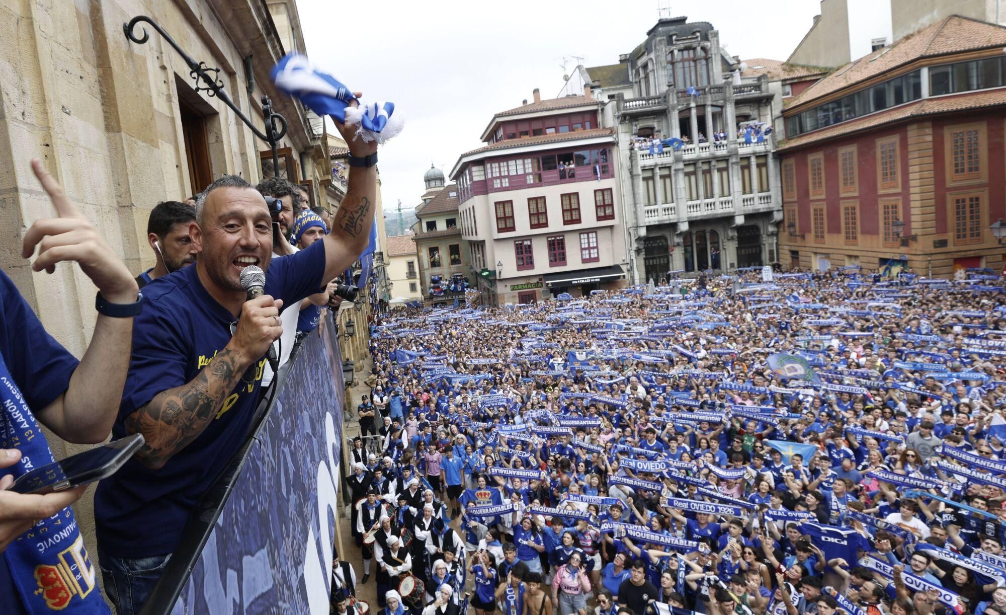 Locura azul en las calles de Oviedo para celebrar el ascenso del equipo a Primera División