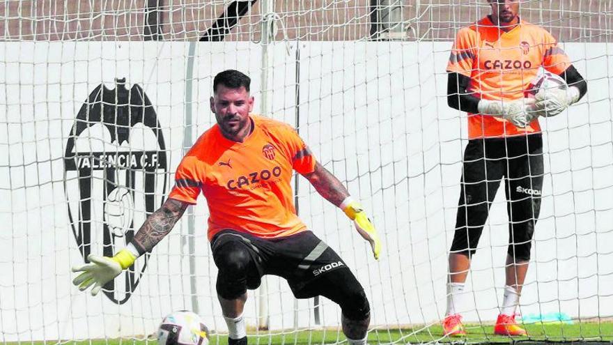 Iago Herrerín, durante el entrenamiento del Valencia CF ayer en Paterna.  | J.M.LÓPEZ