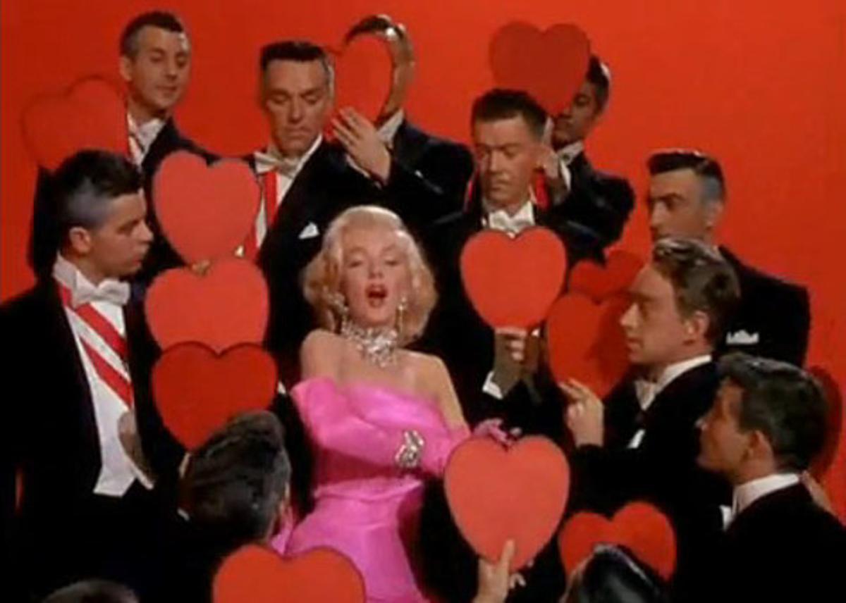 Marilyn, con el vestido rosa fucsia subastado, en 'Los caballeros las prefieren rubias'.