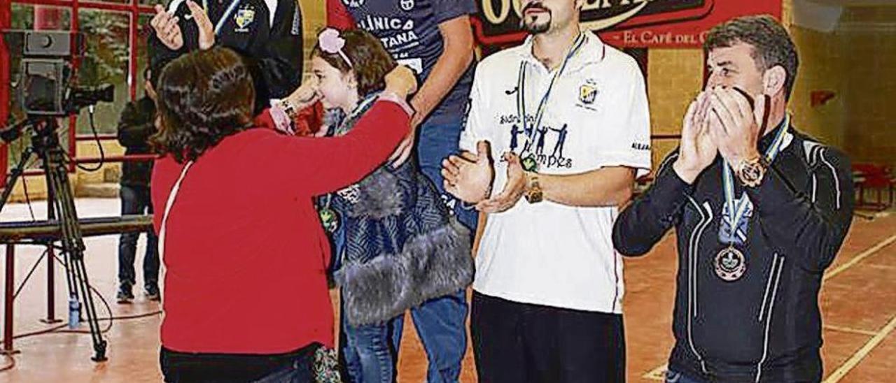 Pruneda recibe la medalla de oro de manos de la edil de Siero Natividad Álvarez en Lugones.