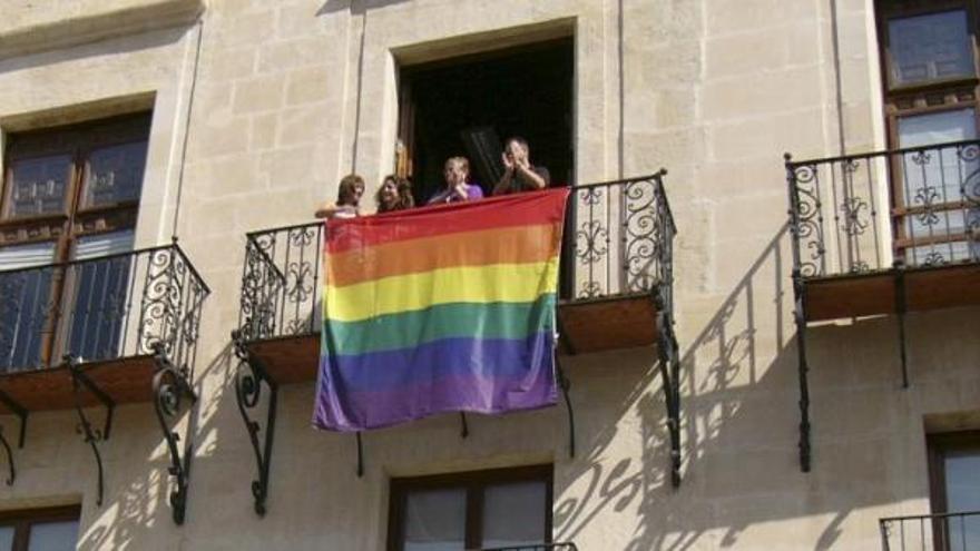La bandera arcoiris ondea desde esta mañana en el balcón del edificio consistorial de Elx