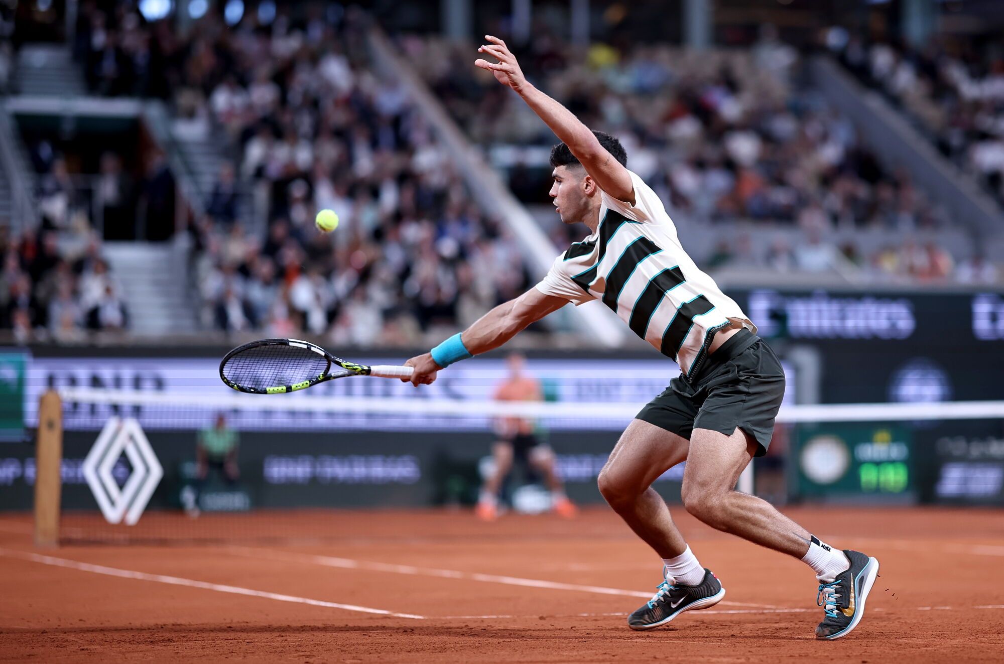 PARIS (France), 28/05/2025.- Carlos Alcaraz of Spain hits a backhand during his Men's 2nd round match against Fabian Marozsan of Hungary at the French Open Grand Slam tennis tournament at Roland Garros in Paris, France, 28 May 2025. (Tenis, Abierto, Francia, Hungría, España) EFE/EPA/CHRISTOPHE PETIT TESSON