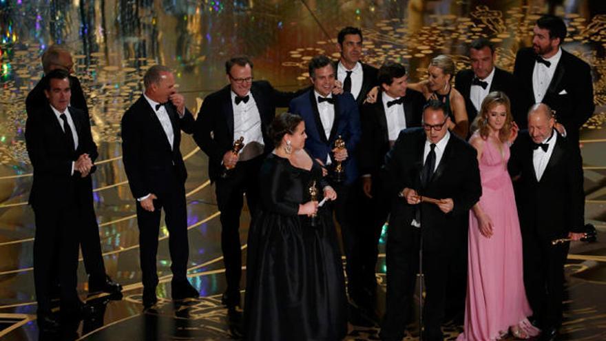 Productores y actores de Spotlight en el escenario de los Óscar 2016 // EFE