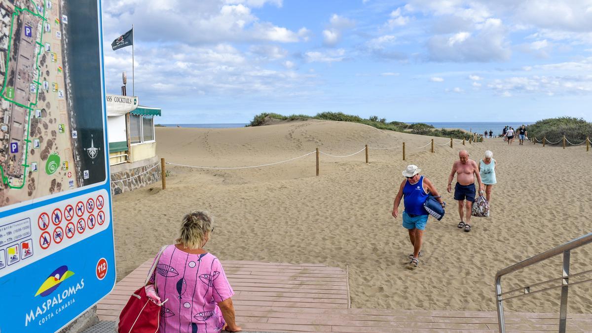Turistas en Playa del Inglés.