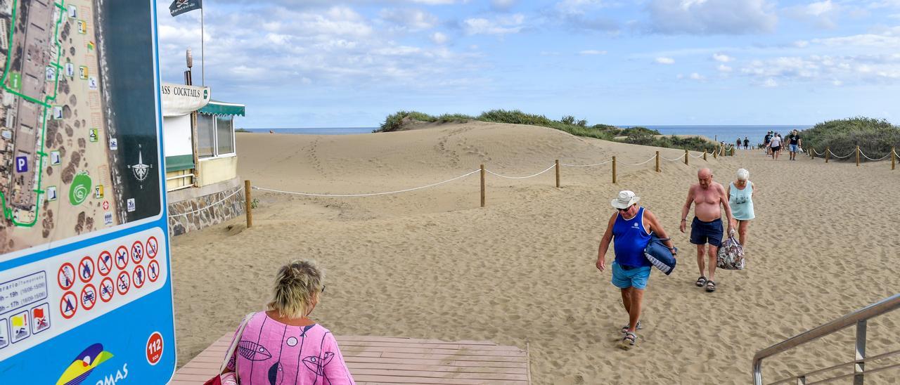 Turistas en Playa del Inglés.