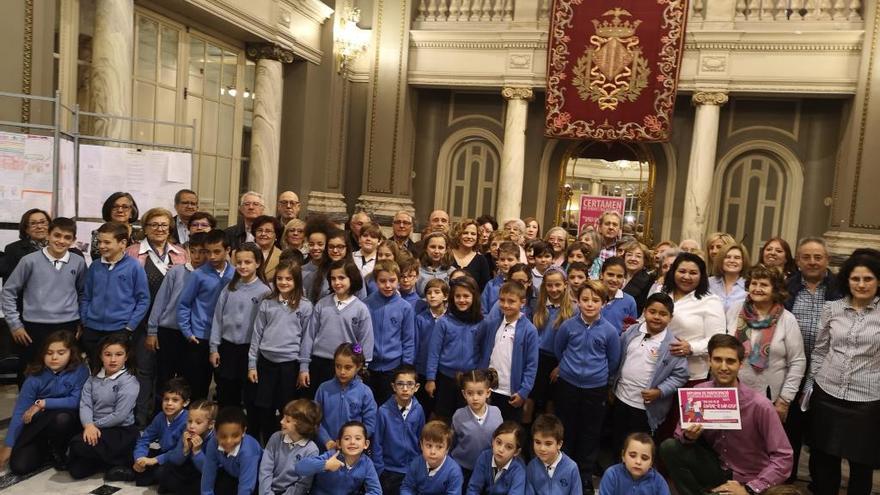 Uno de los colegios galardonados, con las concejalas Pilar Bernabé y Marta Torrado.