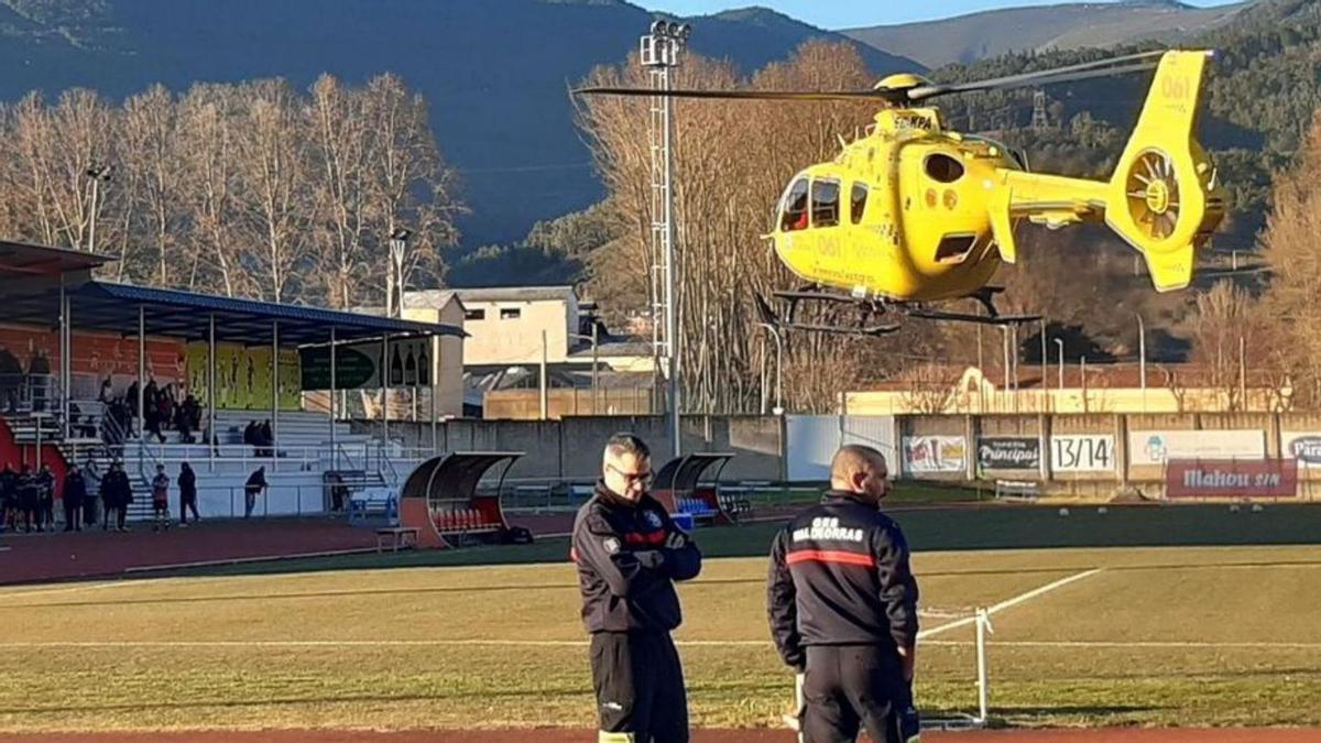 Momento en el que el helicóptero del 061 aterriza en Calabagueiros para recoger a un enfermo, aplazando el inicio del partido. |  // CD BARCO