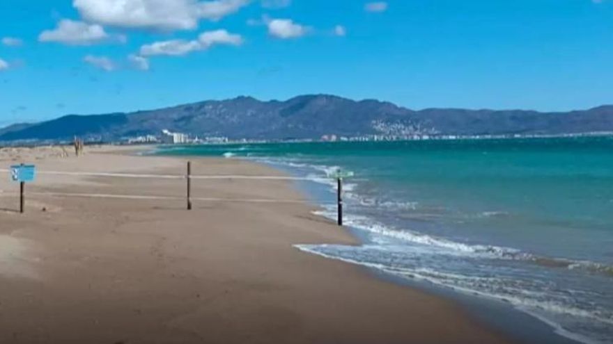 Reforcen la vigilància a la platja de Can Comes de Castelló d’Empúries davant l’accés de banyistes malgrat la prohibició