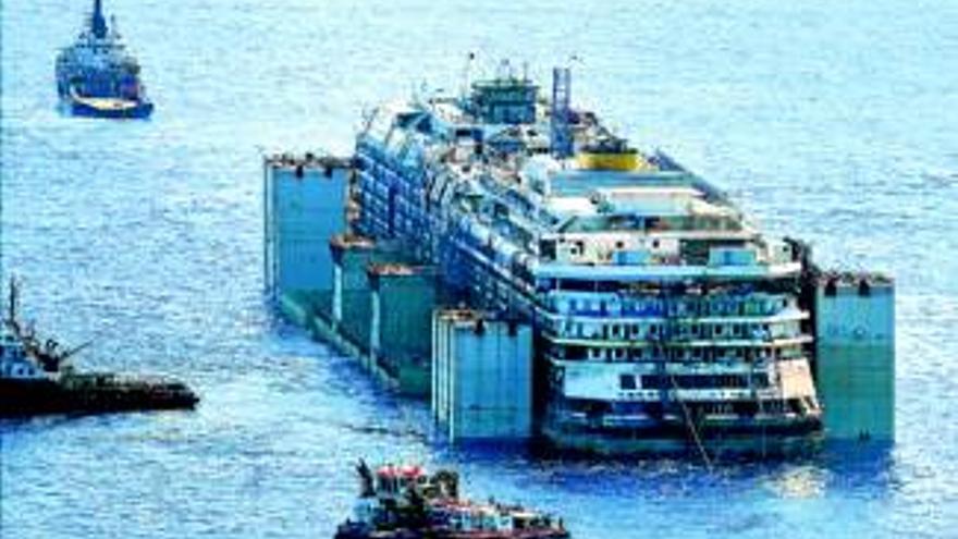 El Costa Concordia emprende el viaje hacia su otra destrucción