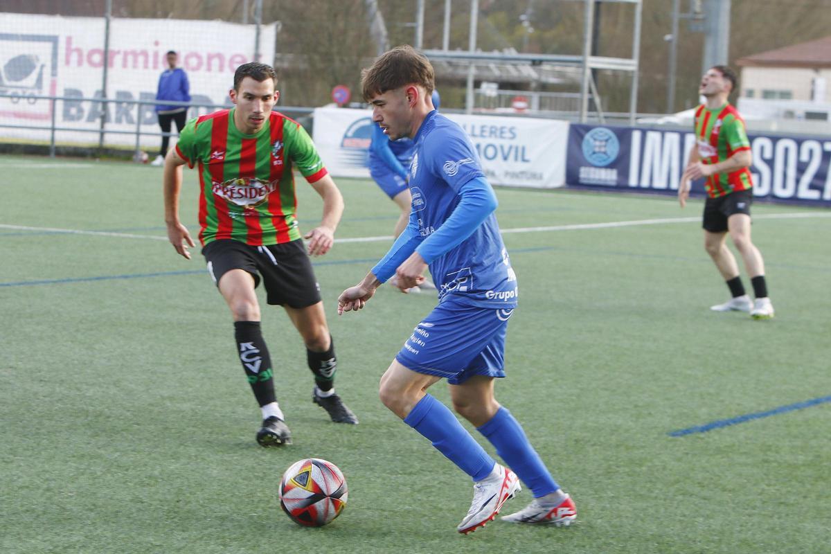Álex Gil controla el balón en un partido con la camiseta del Ourense CF.