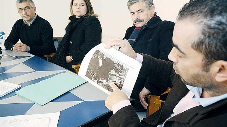 Miguel Pazos muestra un mapa de la ría, ante Ramón Portela, Carmen Vázquez y Benito Andrade