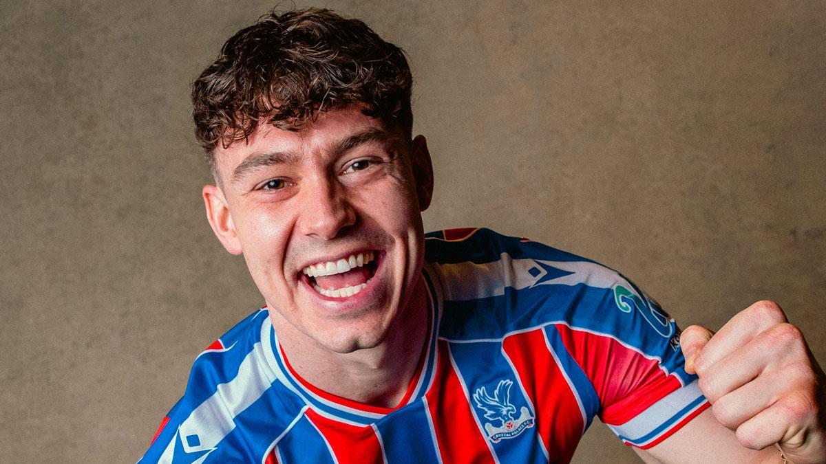 Strand Larsen posa con la camiseta de su nuevo equipo, el Crystal Palace.