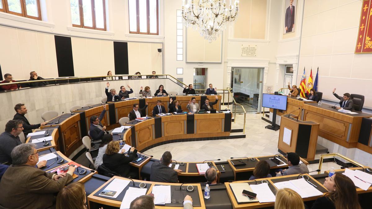 Votación, ayer, en el pleno de la Diputación de Alicante correspondiente a marzo