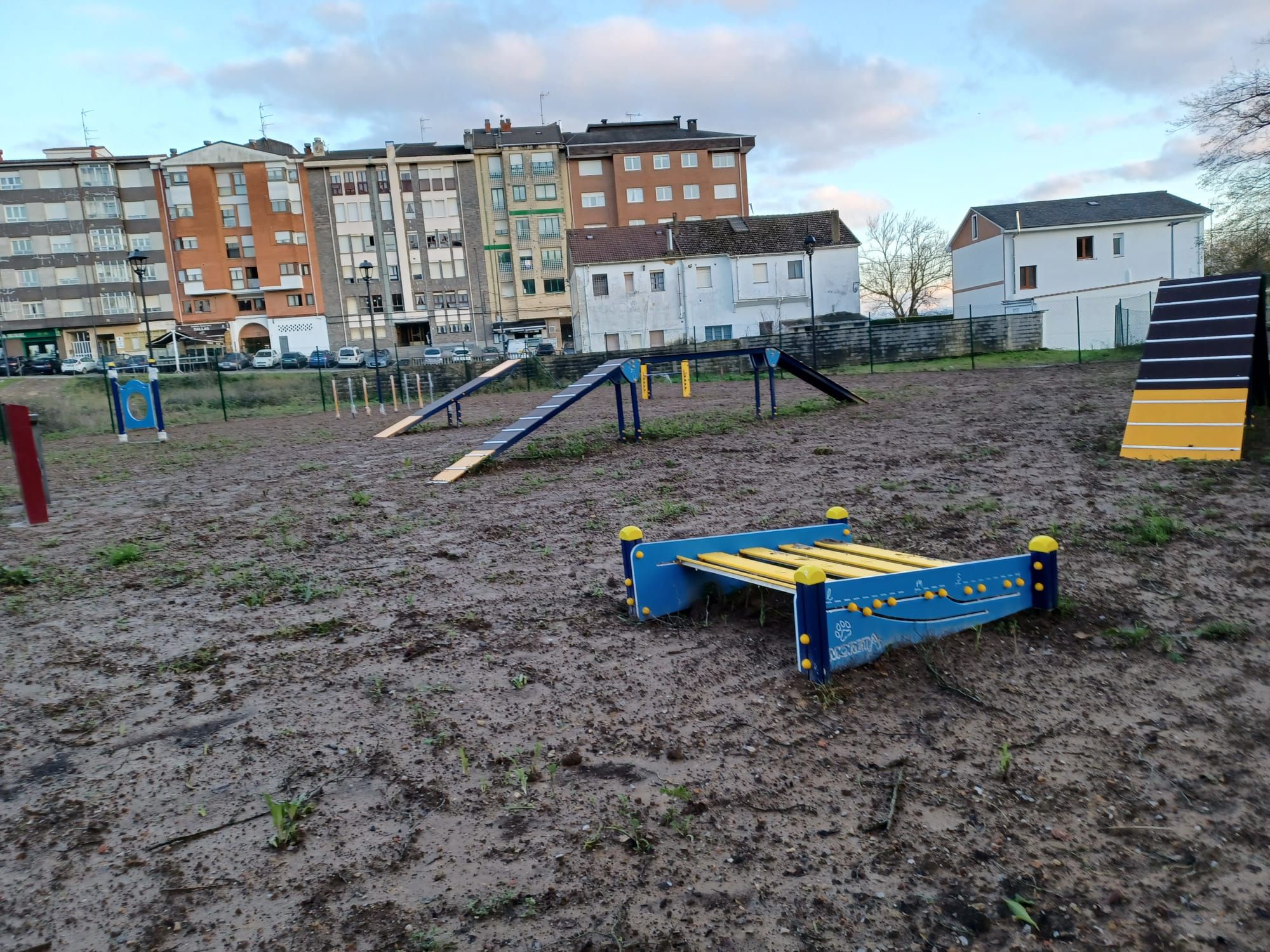 Así se ve ya el parque para perros de Posada de Llanera, con un moderno circuito de obstáculos