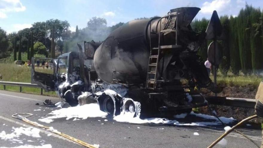 El camió es va incendiar a causa de la topada