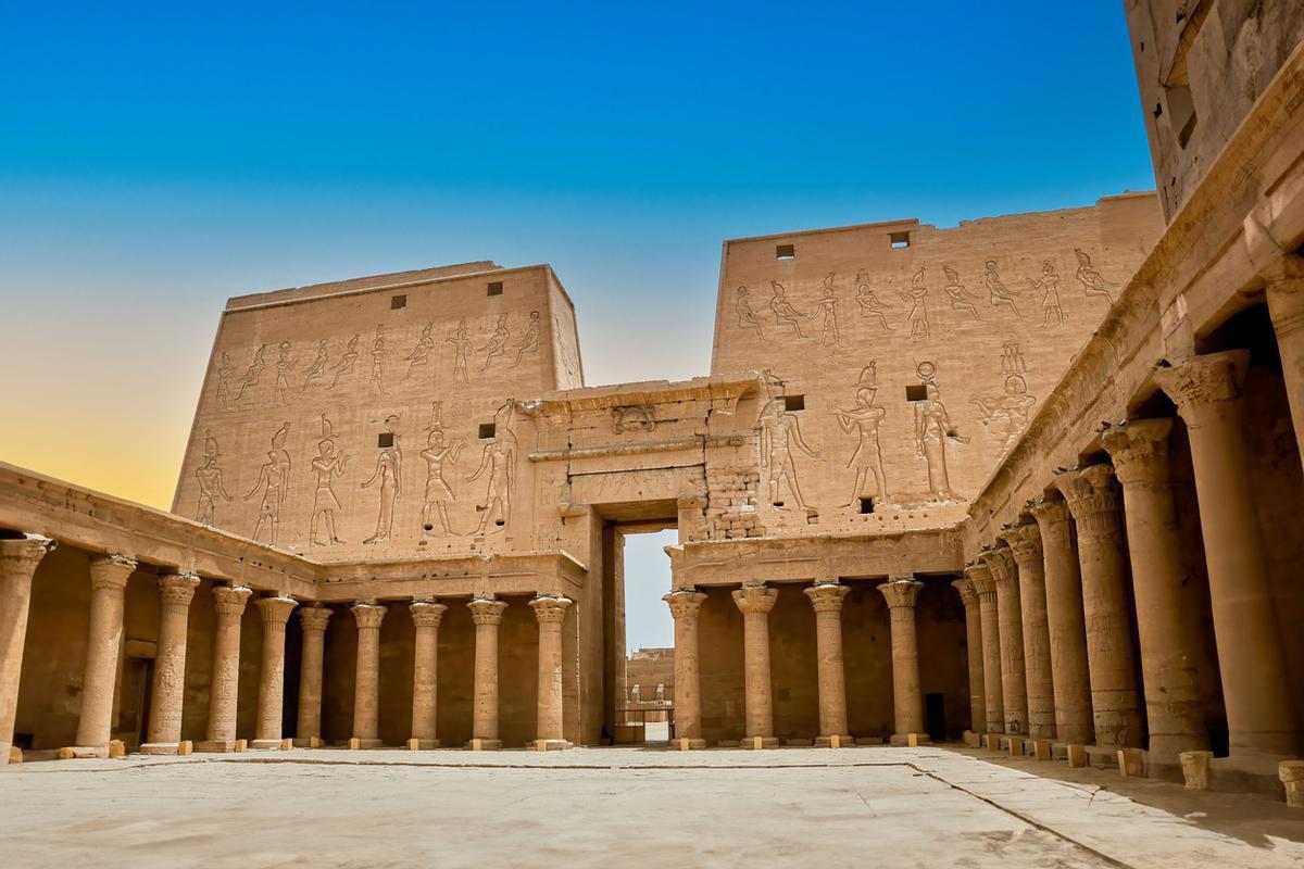 El templo de Edfu está dedicado al dios Horus.
