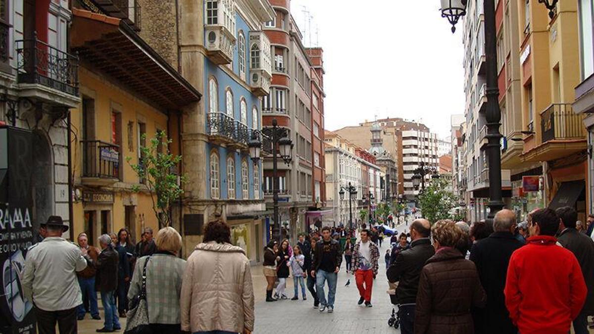 Ambiente comercial en una céntrica calle de Aviles, en una imagen de archivo. | lne