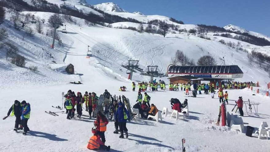 Escolares, ayer, disfrutando de la nieve en Fuentes de Invierno, durante la &quot;semana blanca&quot;.