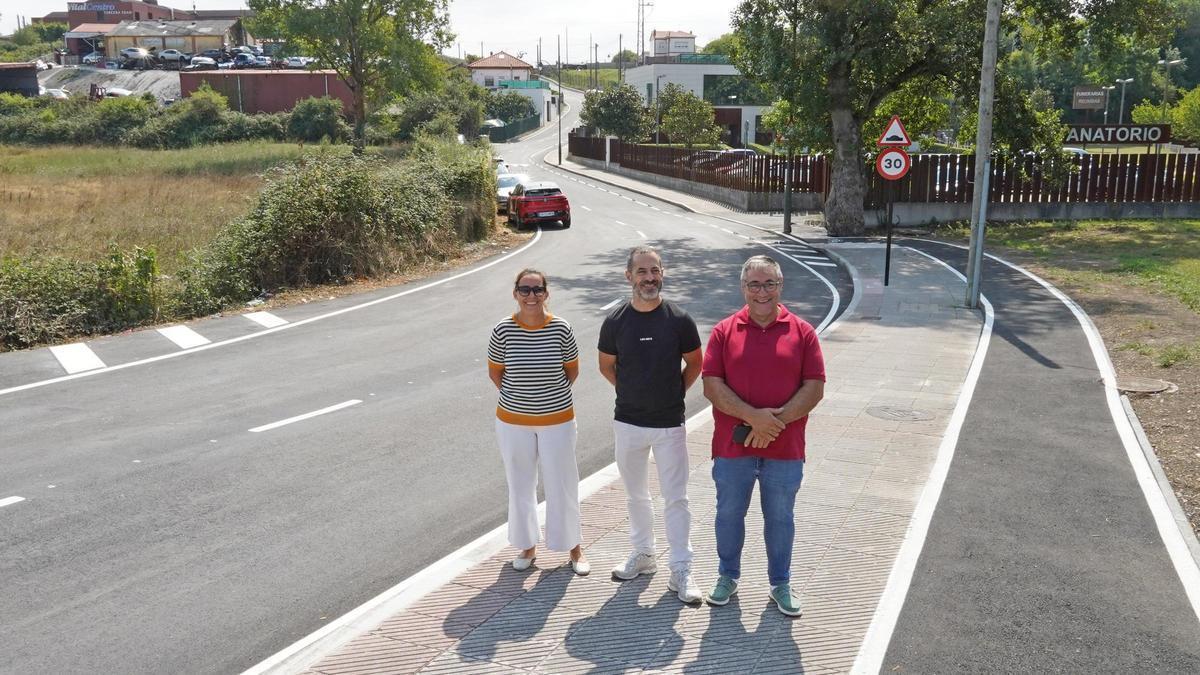 Por la izquierda, el edil Pergentino Martínez, el alcalde Ángel García y Leire Gabilondo, técnica municipal.
