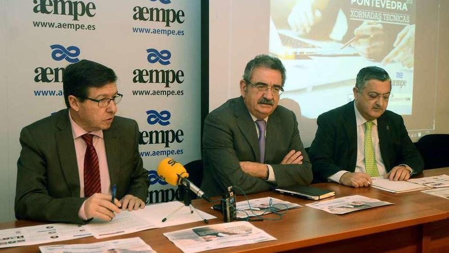 Carlos López Font, José María Corujo y Ernesto Pedrosa, ayer, en la sede de Aempe. // Rafa Vázquez