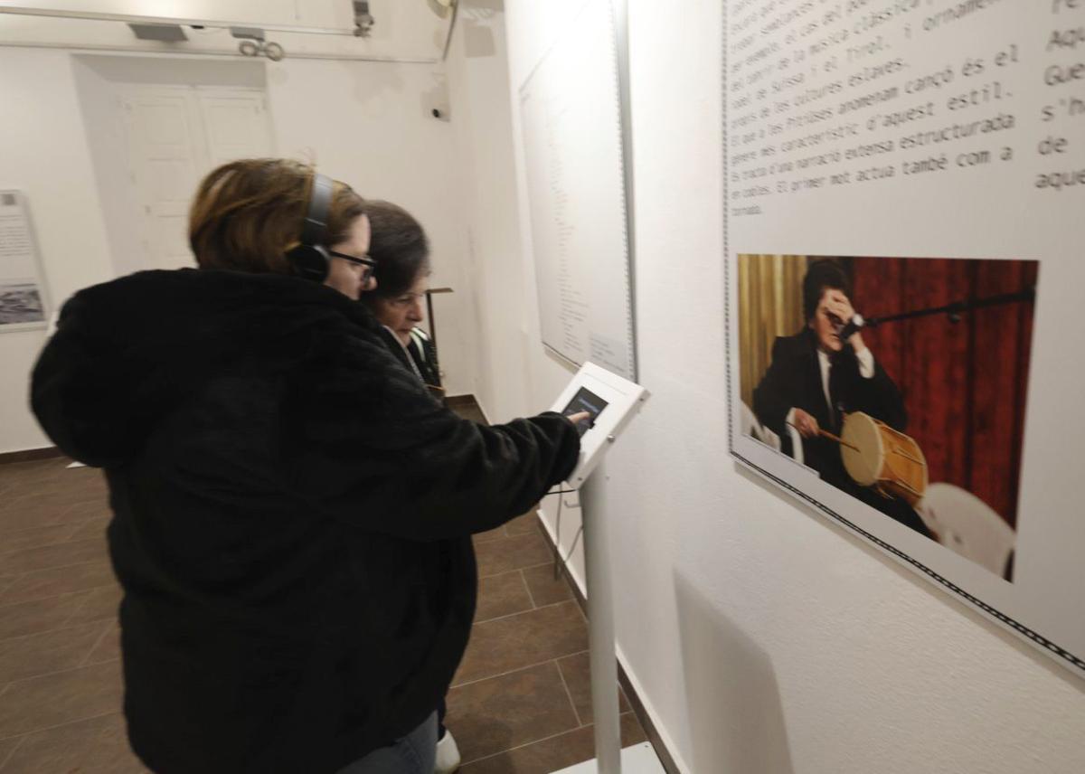 El ‘cançoner’ suena en el faro | FOTOS: JUAN A. RIERA