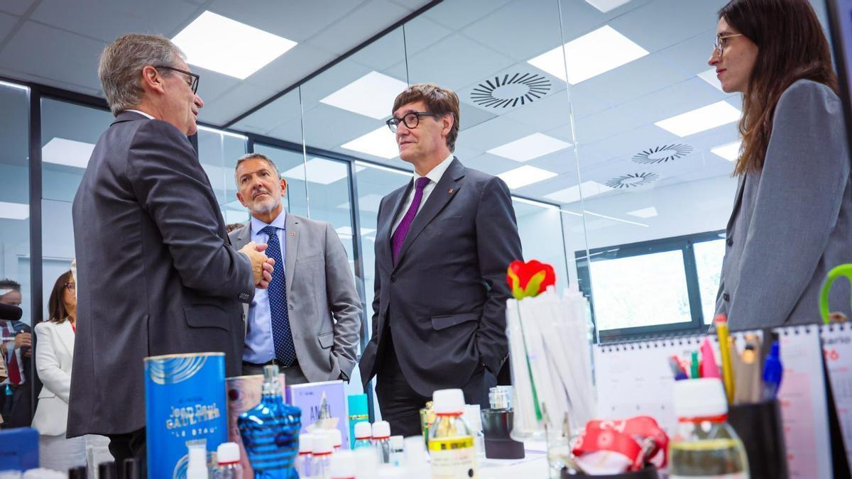 El president Illa escolta les explicacions de Toni Cabal