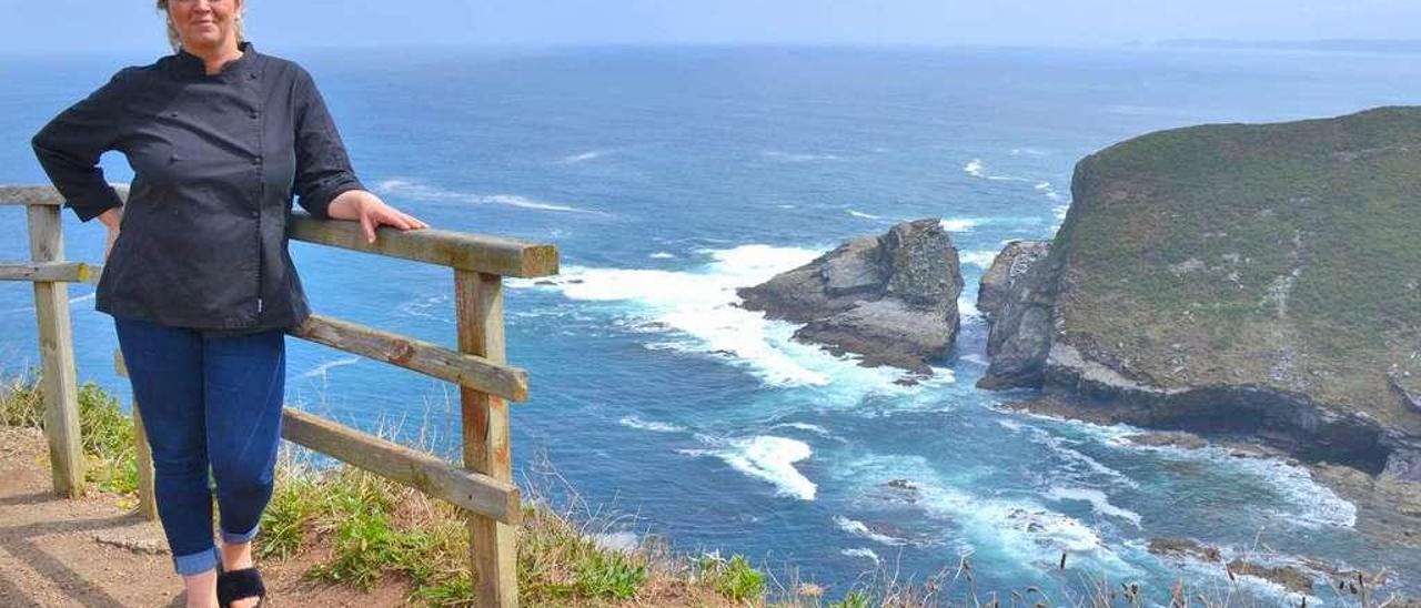 Marta Miñor Pérez, asomada al Cantábrico, en uno de los rincones que rodean el faro, en el Cabo Vidio.