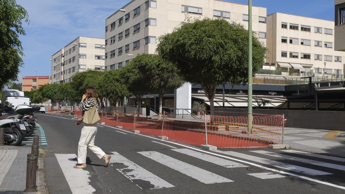 La calle Pintor Juan Guillermo, con la zona verde y las obras del carril bici a la altura del centro comercial.