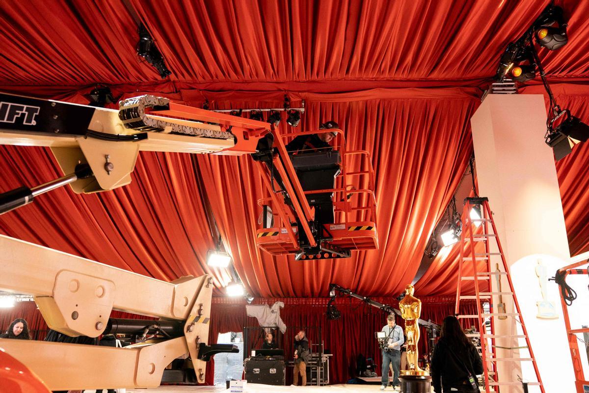 Se hacen preparativos a lo largo de la alfombra antes de la 95.ª entrega de los Premios de la Academia, en Hollywood.