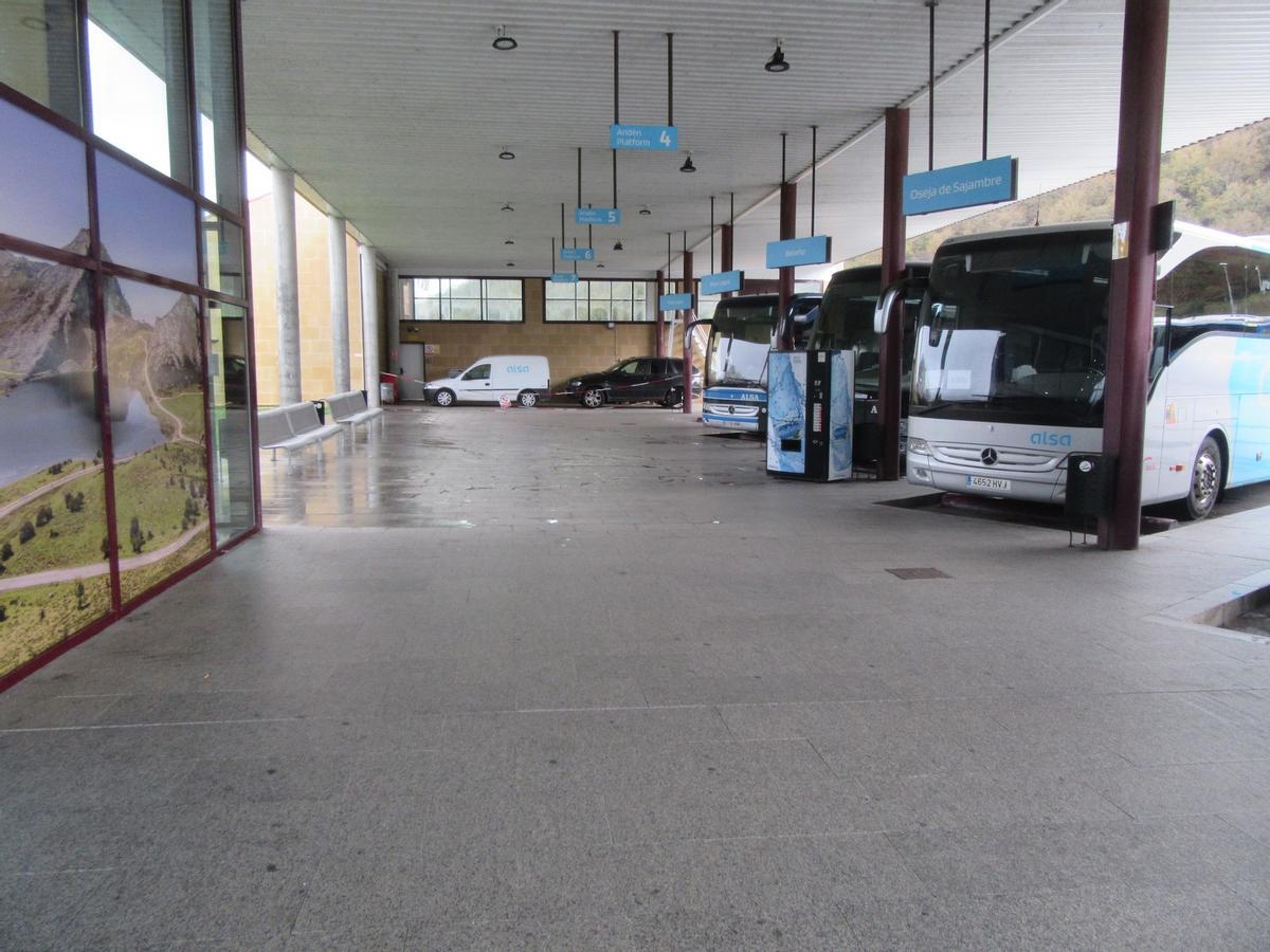 La estación de autobuses de Cangas de Onís, este domingo, sin usuarios.