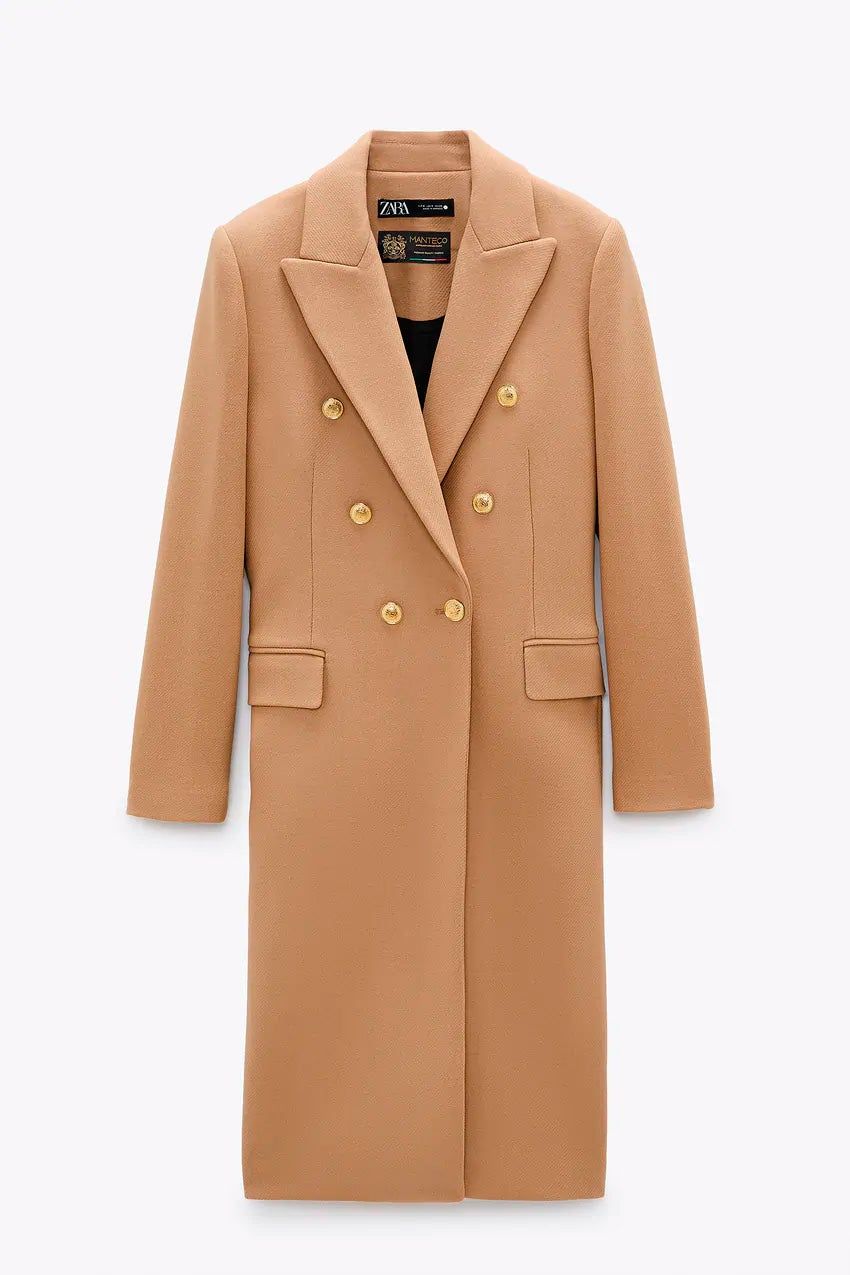 Abrigo con lana y botones camel de Zara. (Precio: 99,95 euros. Precio Black Friday: 59,97 euros)