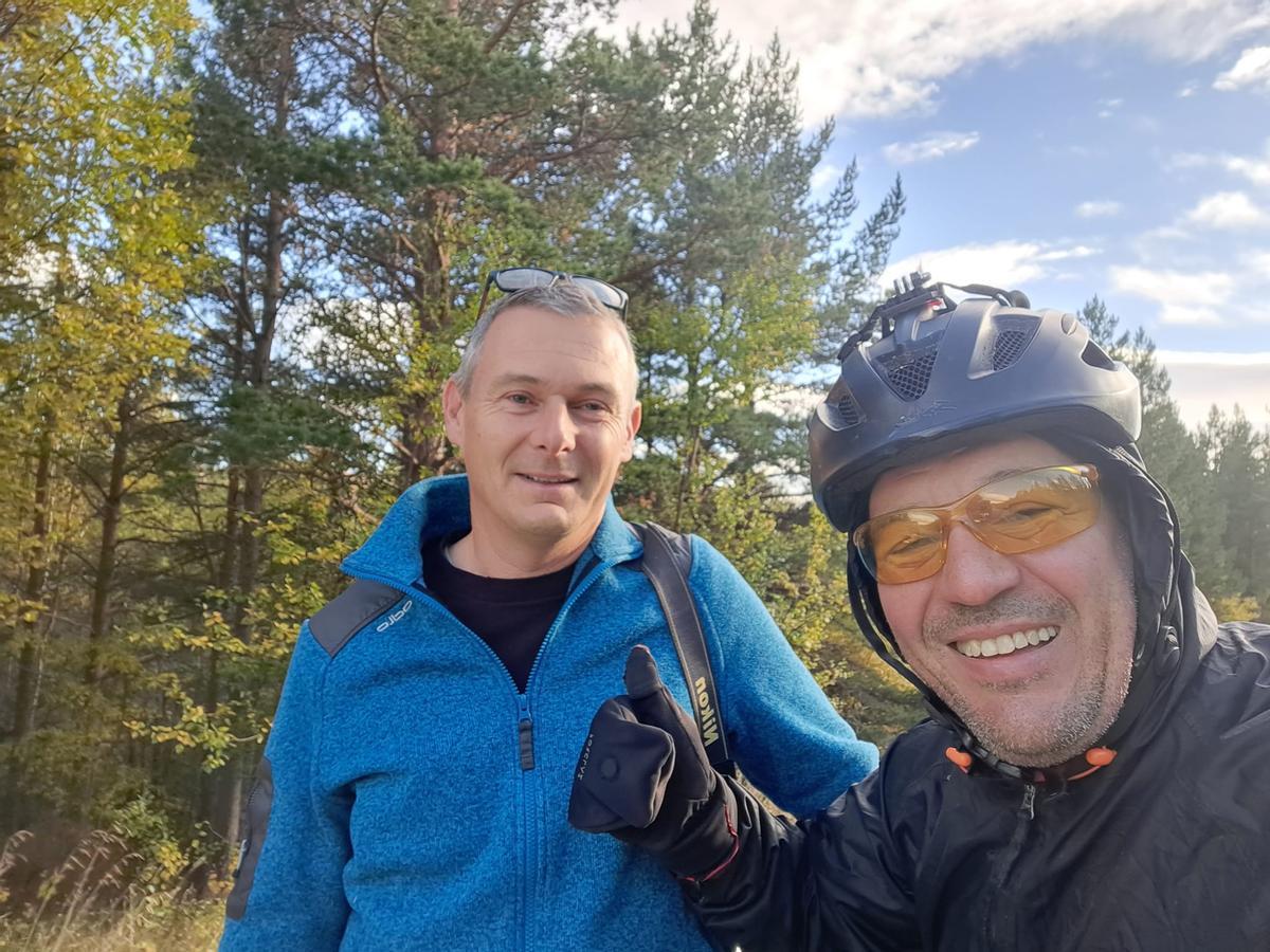 &quot;Pichi&quot; con Pier, un autocaravanista francés que recorre Noruega con su esposa e invitó a l meco a un café.