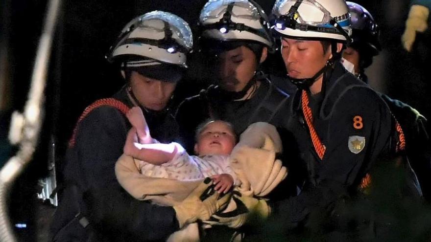 Las réplicas y la lluvia dificultan las labores de rescate tras los fuertes terremotos de Japón