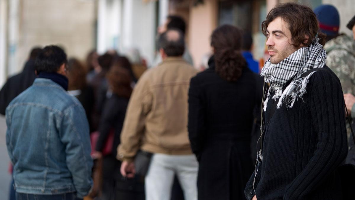 Un joven en una oficina de empleo en la plaza de Lesseps, en Barcelona