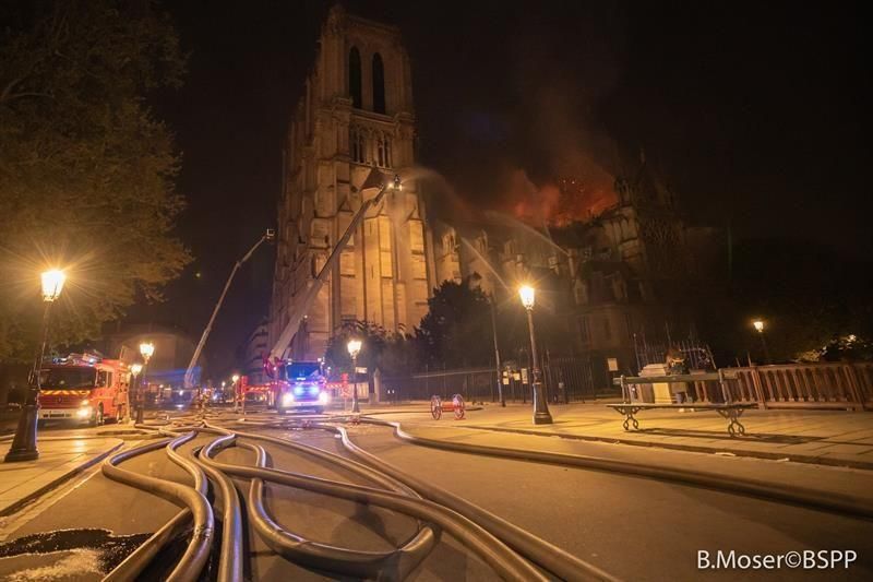 Incendio en la Catedral de Nôtre Dame