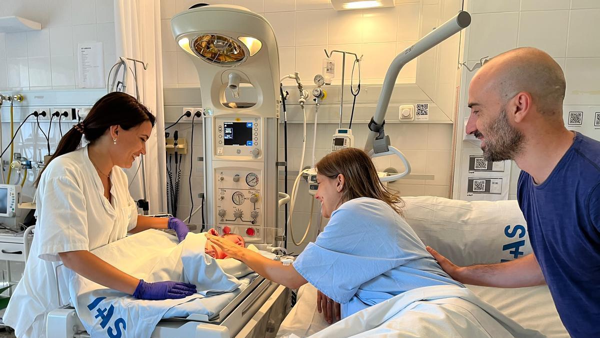 Un nadó recent nascut amb els seus pares, a l'hospital Santa Caterina.