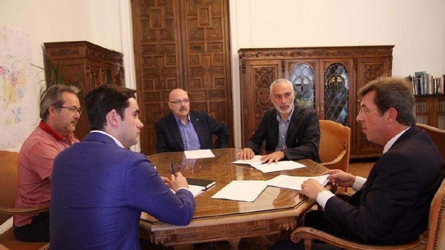 El alcalde (izquierda), el teniente de alcalde y representantes de la Semana Santa en la reunión de junio.