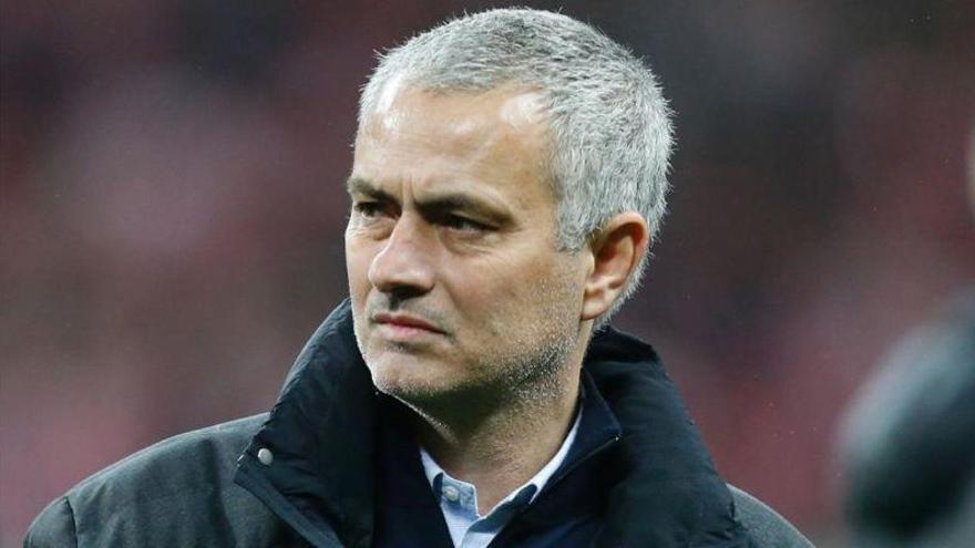 Mourinho y una policía británica, ¿más que amigos?