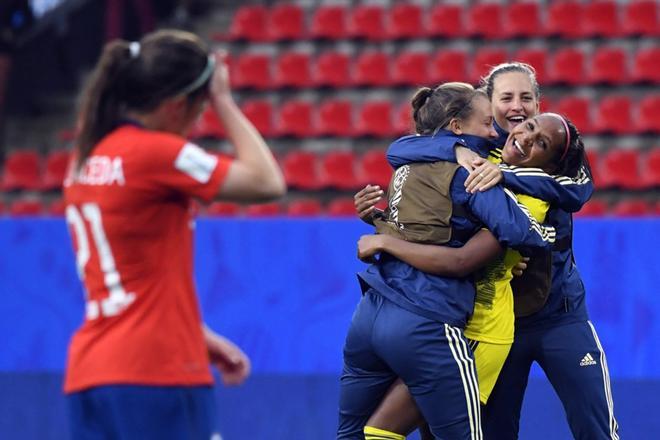 Madelen Janogy recibe la felicitación de sus compañaeras al final del partido de la Copa Mundial Femenina de la FIFA 2019 entre  Chile y Suecia en el Roazhon Park stadium en Rennes.