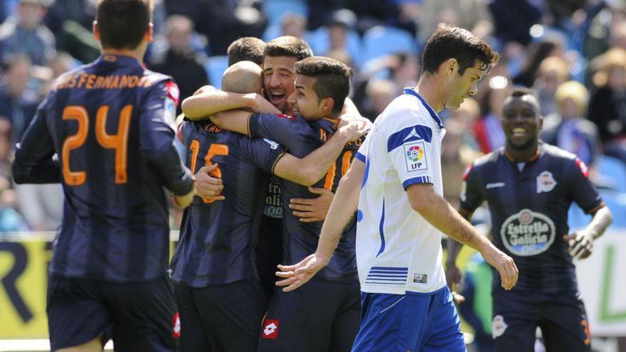 Juan Carlos y Rabello abrazan a Laure tras su gol. | LOF