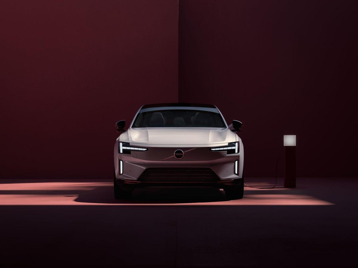 El Volvo ES90 mantiene una identidad visual reconocible