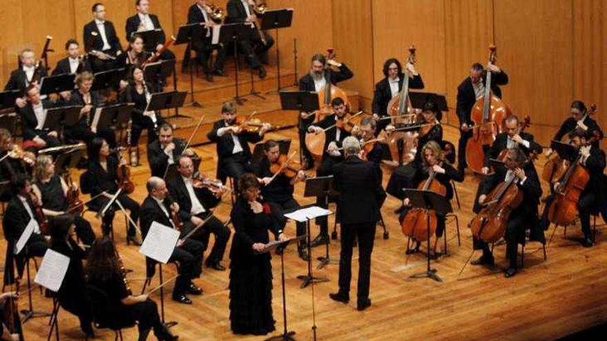 La Real Filharmonía, con Teresa Novoa, ayer, en Vigo.  // J. Lores
