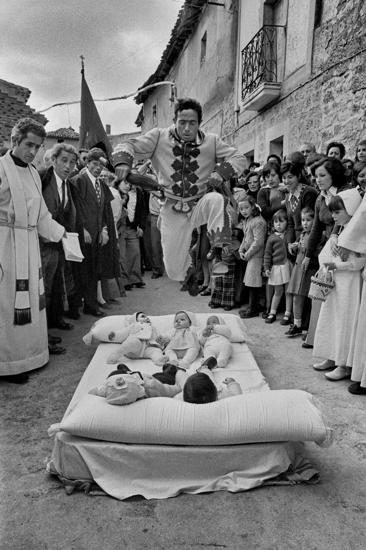 "El Colacho", Castrillo de Murcia, 1975.